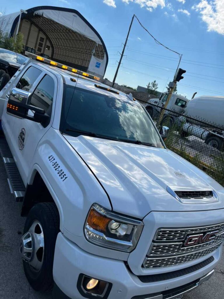 Maiwand Towing tow truck providing affordable towing services in Milton, Ontario.